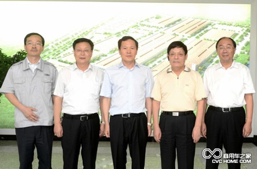 參觀現場領導合影，商用車網報道