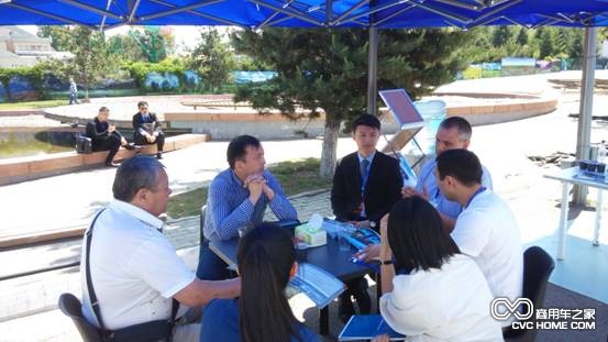 展會期間當地客戶與金旅交流洽談 商用車之家訊