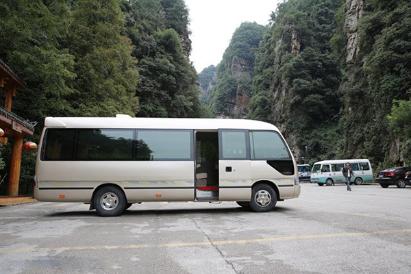 側圍裝飾條不但有效保護車身側圍受到意外摩擦，同時增添車身側圍美觀性 商用車