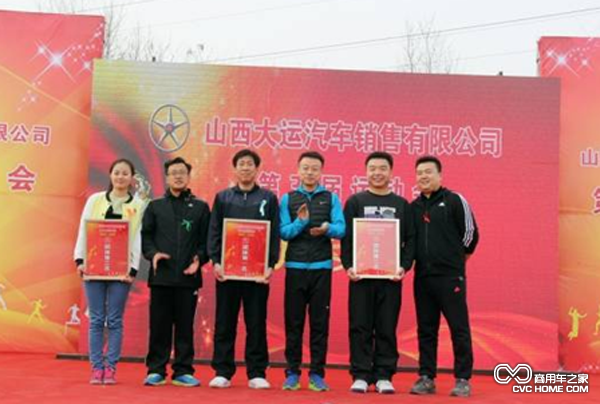 姜總、劉副總和王副總為獲得冠、亞、季軍的團隊代表頒獎