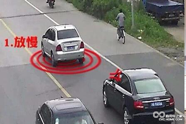碰瓷新招，行車謹慎路人