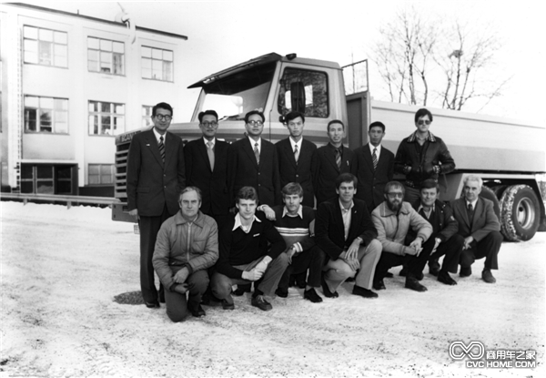 1980 年瑞典斯堪尼亞售后服務學校，中國林業部代表團與授課教師合影，背后為斯堪尼亞 T112