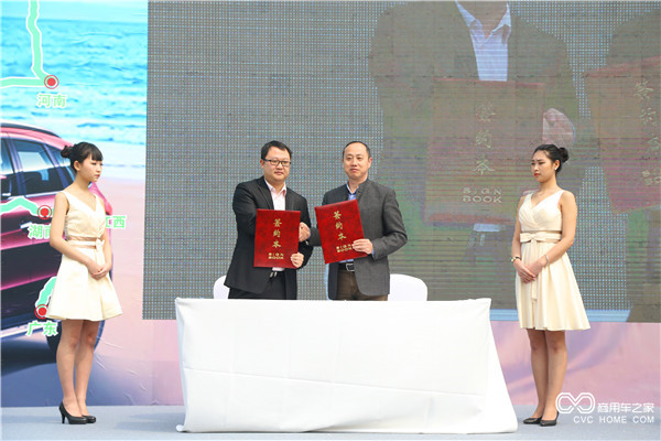 12、李元勝先生（中右）攜手邱楠先生（中左）共同簽署采購意向書.jpg