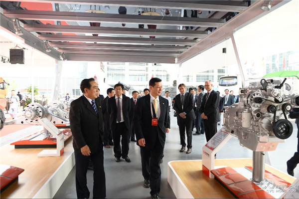 東風汽車公司董事長、黨委書記竺延風視察東風商用車展臺.jpg
