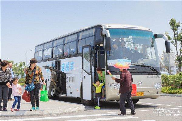 走下園博會專線車，游客們的內心滿是期待.jpg