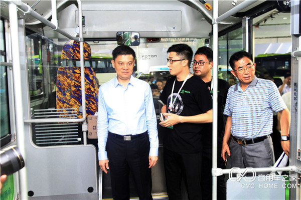 廣州市副市長謝曉丹等領導登上海格全鋁社區巴士，與工程師交流海格先進造車理念及工藝.JPG