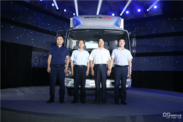 4、與會嘉賓與奧鈴CTS超級輕卡合影.JPG