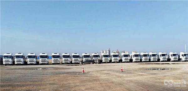 助力環保事業，上汽紅巖再次批量交付LNG?；愤\輸車 (2).jpg