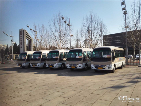 兩會期間，14臺寶斯通K7在北京會議中心接送政協委員.JPG
