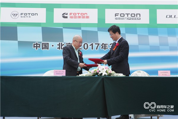 福田商用汽車集團商務汽車業務總監、輕型商用車事業本部執行副本部長潘林波先生和通(北京)汽車租賃股份公司的董事長宋均峰先生代表雙方簽約.JPG