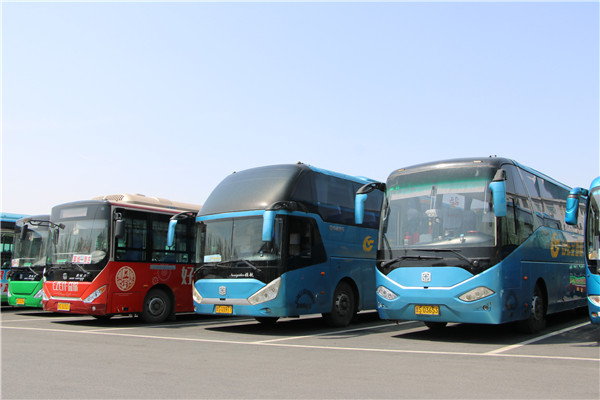 在萊蕪長運，中通客車的身影隨處可見.jpg